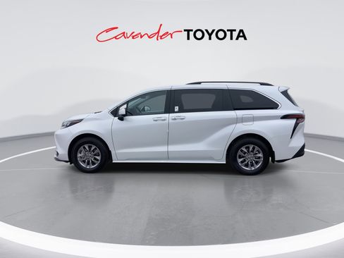 Certified 2026 Toyota Sienna XLE image 5