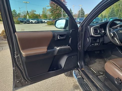 Used 2017 Toyota Tacoma Limited image 10