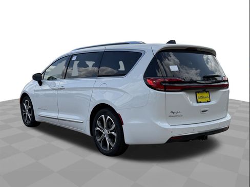 New 2026 Chrysler Pacifica Pinnacle w/ Trailer Tow Group FWD image 5