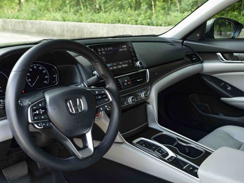 Used 2019 Honda Accord Touring image 16