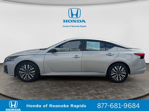 Used 2024 Nissan Altima 2.5 SV FWD image 2