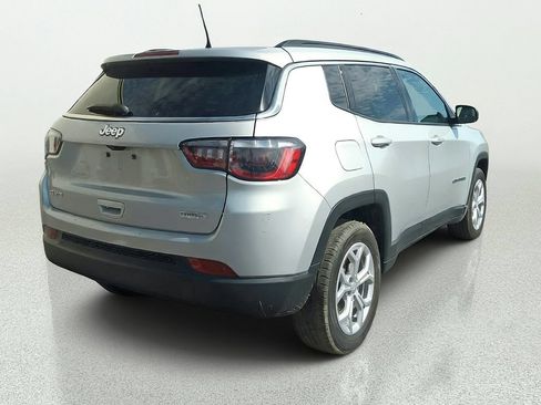 Used 2024 Jeep Compass Latitude AWD/4WD image 6
