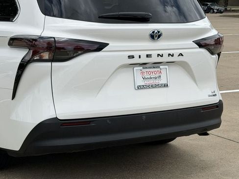 Used 2024 Toyota Sienna LE w/ LE Plus Package FWD image 6