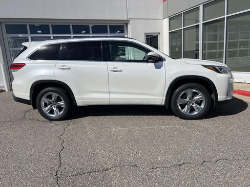 Used 2017 Toyota Highlander Limited AWD/4WD image 11