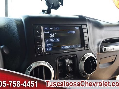 Used 2018 Jeep Wrangler Unlimited Rubicon w/ Connectivity Group AWD/4WD image 32