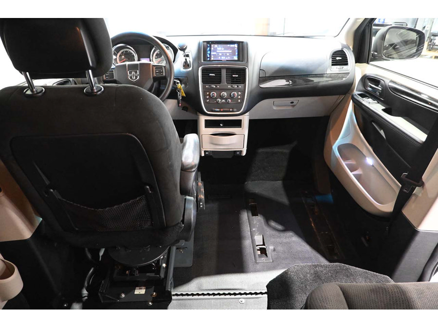 Used 2015 Dodge Grand Caravan SXT FWD image 21