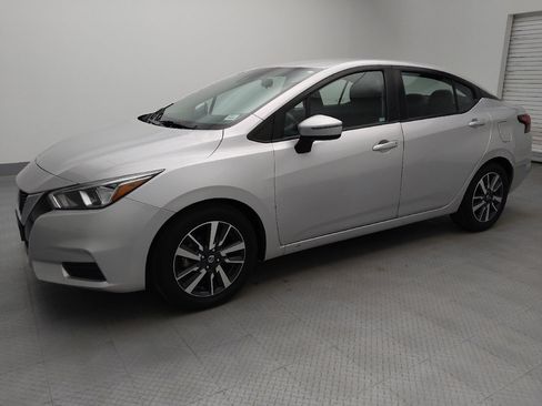 Used 2021 Nissan Versa SV image 2
