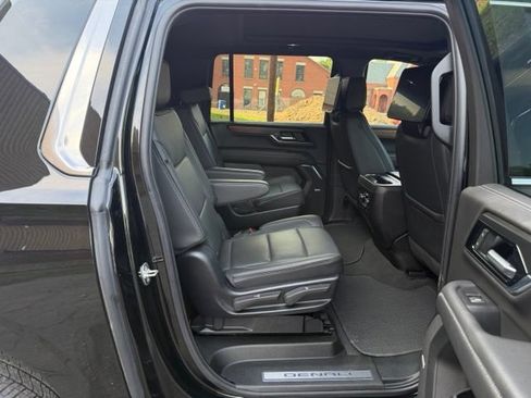 Used 2025 GMC Yukon XL Denali w/ Advanced Technology Package AWD/4WD image 17