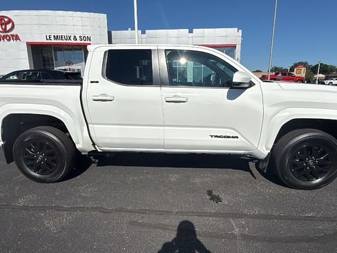 Used 2024 Toyota Tacoma SR5 AWD/4WD image 8