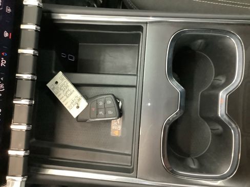 Used 2025 GMC Acadia Elevation image 23