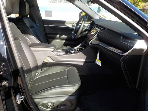 New 2025 Jeep Grand Cherokee Limited w/ Black Appearance Package image 16