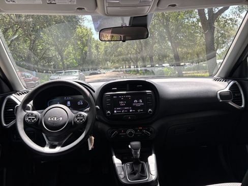 Used 2025 Kia Soul LX w/ LX Technology Package FWD image 30