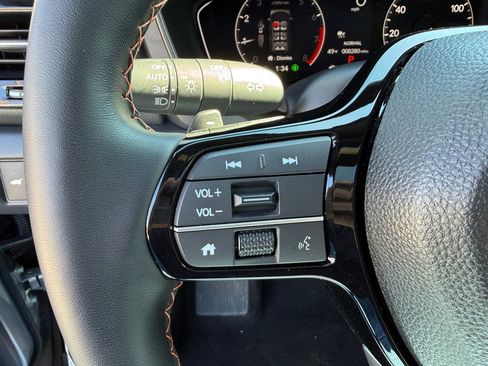 Used 2025 Honda Pilot TrailSport image 28