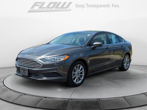 Used 2017 Ford Fusion SE w/ Fusion SE Technology Package FWD image 4