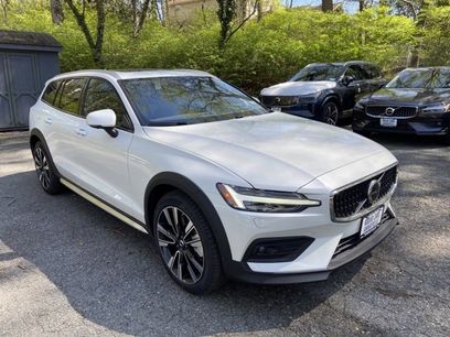New 2025 Volvo V60 B5 Cross Country Ultra w/ Protection Package Premier