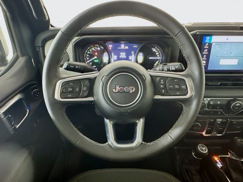 Used 2025 Jeep Wrangler Sahara image 17