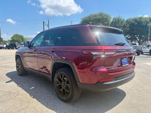 Used 2024 Jeep Grand Cherokee Altitude AWD/4WD image 5