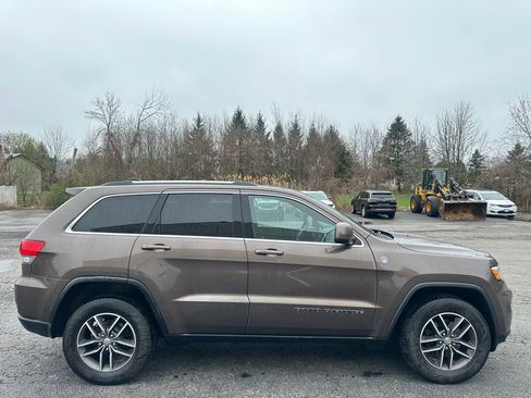 Used 2018 Jeep Grand Cherokee Laredo image 13