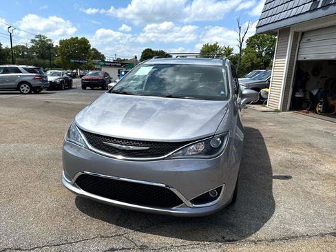 Used 2018 Chrysler Pacifica Touring-L Plus w/ Tire & Wheel Group image 14