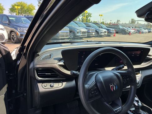 Used 2025 Buick Envista Preferred image 34