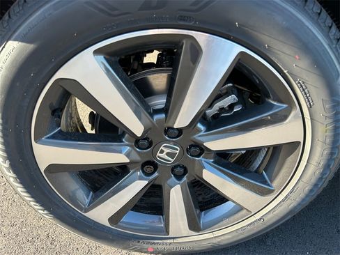 New 2025 Honda Pilot Touring image 19