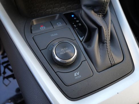 Certified 2025 Toyota RAV4 LE image 31