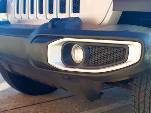 Used 2018 Jeep Wrangler Unlimited Sahara image 15