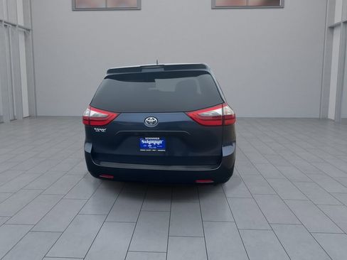 Used 2020 Toyota Sienna L image 7