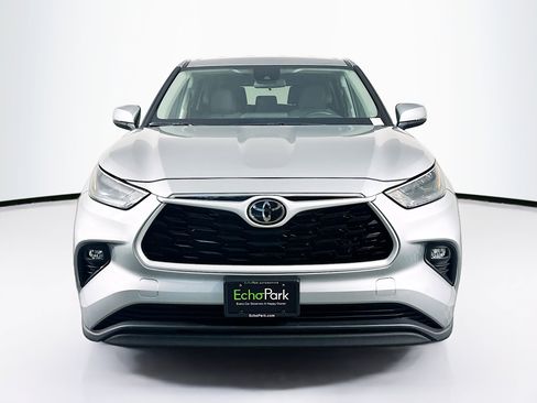 Used 2025 Toyota Highlander LE image 2