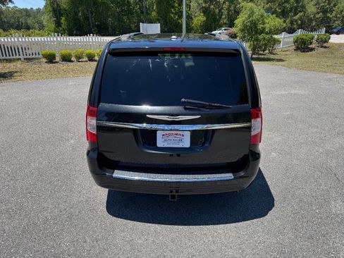 Used 2014 Chrysler Town & Country Touring FWD image 5