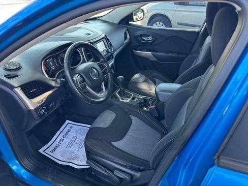 Used 2018 Jeep Cherokee Latitude w/ Altitude Package FWD image 9