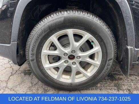 Used 2018 Jeep Cherokee Latitude Plus w/ Cold Weather Group image 5