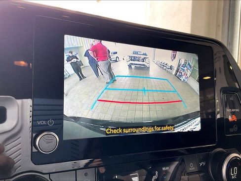 Used 2025 Toyota Highlander LE FWD image 12
