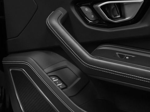 Used 2022 Lamborghini Urus AWD/4WD image 28