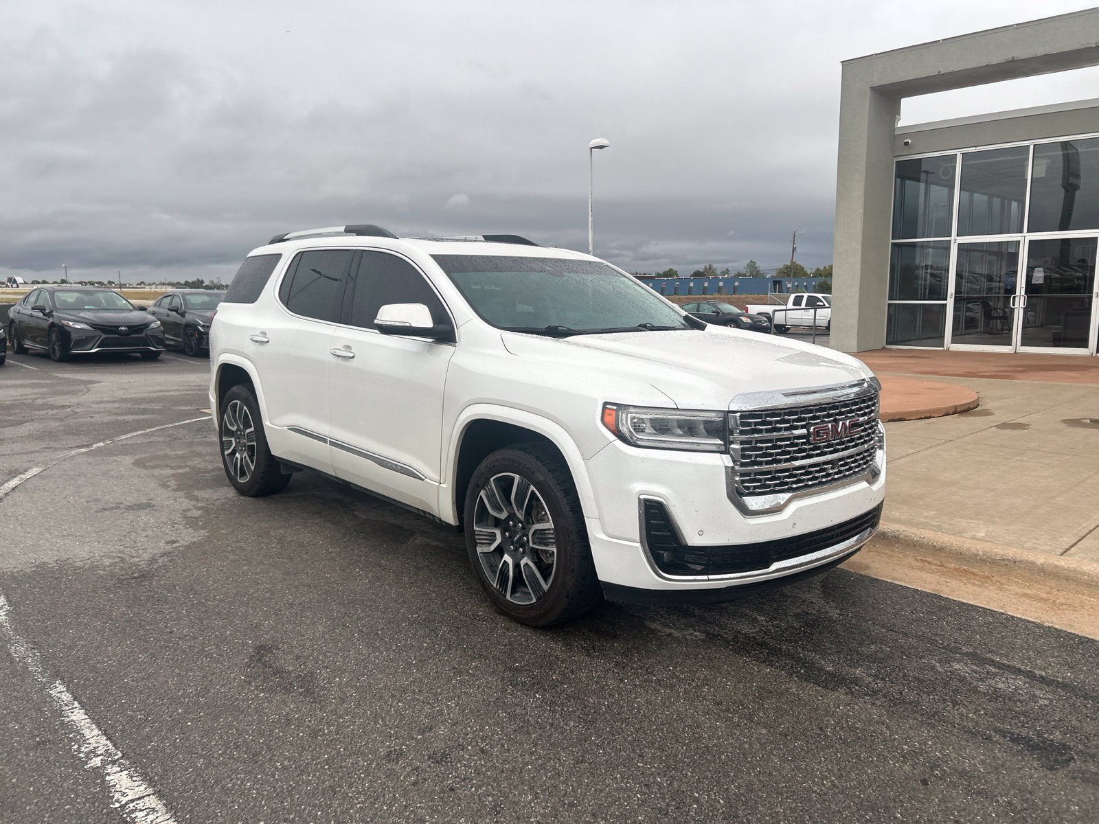 Used 2021 GMC Acadia Denali w/ Denali Technology Package FWD image 3