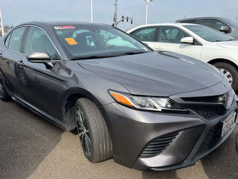 Used 2019 Toyota Camry SE image 3