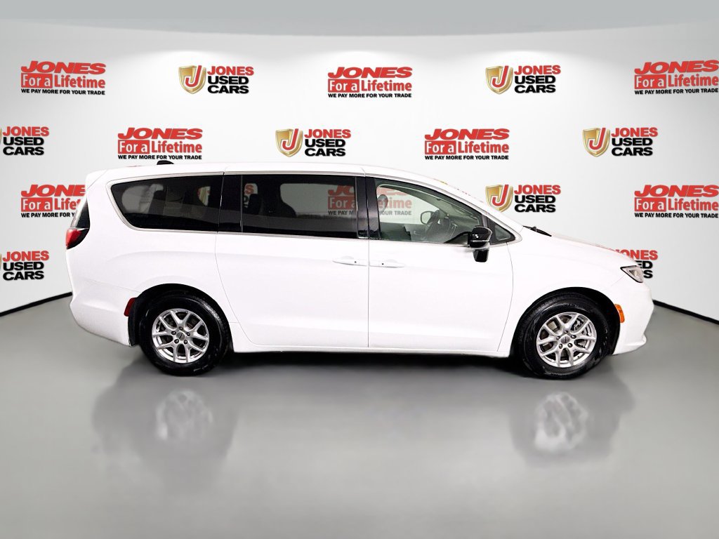 Used 2024 Chrysler Pacifica Touring-L FWD image 17