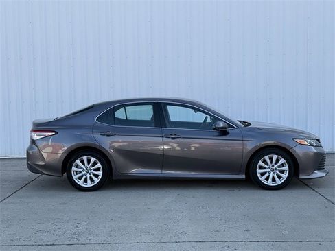 Used 2018 Toyota Camry LE image 3