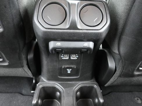 Used 2025 Jeep Wrangler Unlimited Rubicon image 12