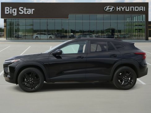 Used 2025 Chevrolet Trax ACTIV w/ Sunroof Package image 2