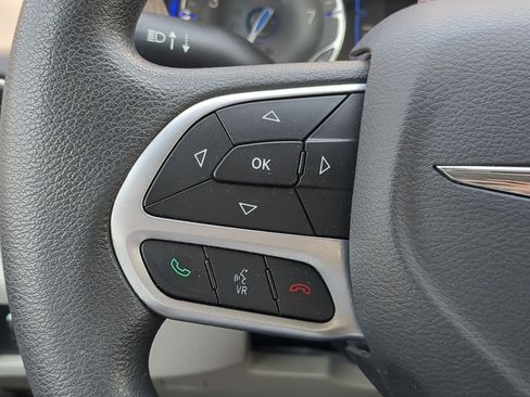 Used 2017 Chrysler Pacifica LX FWD image 19