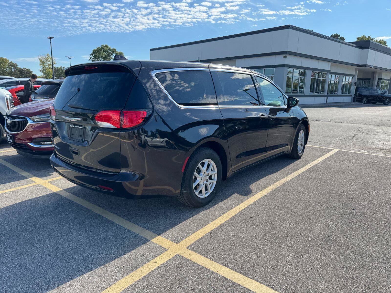 Used 2017 Chrysler Pacifica Touring FWD image 8