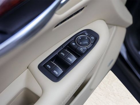 Used 2018 Cadillac XT5 Luxury w/ Driver Awareness Package image 31