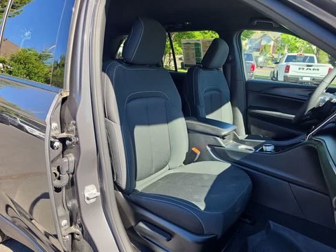 Used 2025 Jeep Grand Cherokee Laredo w/ Luxury Tech Group I AWD/4WD image 23