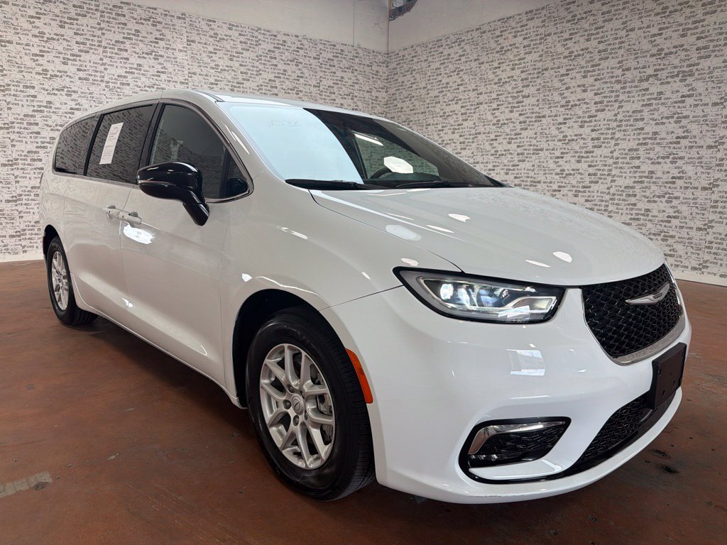 Used 2026 Chrysler Pacifica Select FWD image 1