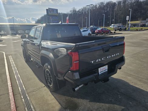 Certified 2024 Toyota Tacoma TRD Off-Road image 7