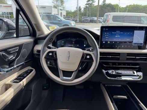 Used 2023 Lincoln Corsair AWD image 12