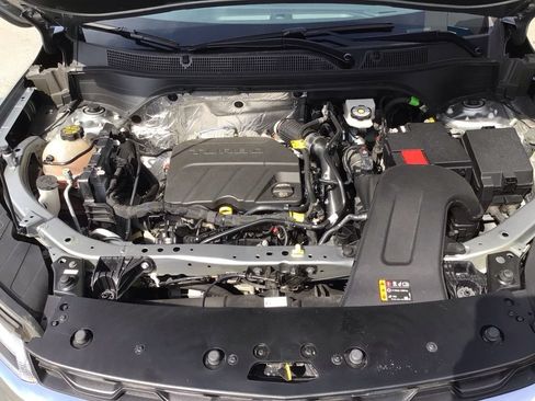 Used 2025 Chevrolet Trax LT FWD image 39