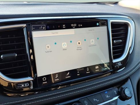 New 2026 Chrysler Pacifica Limited w/ Uconnect Theater Family Group image 31