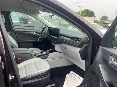 Used 2023 Ford Escape SE w/ Class II Trailer Tow Package FWD image 10